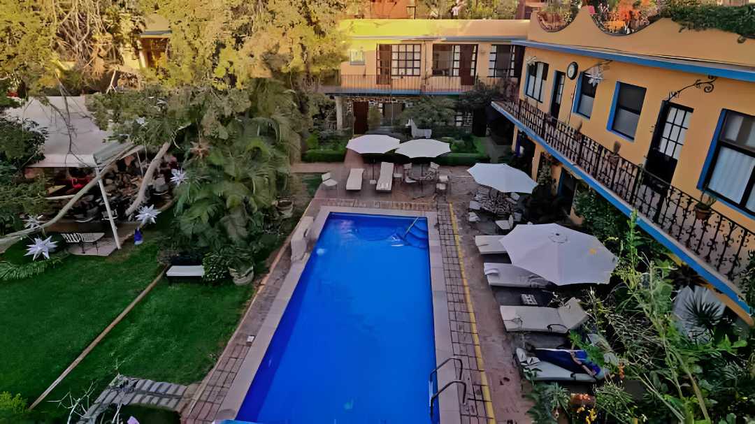 Patio principal del Hotel Hacienda de las Flores al atardecer